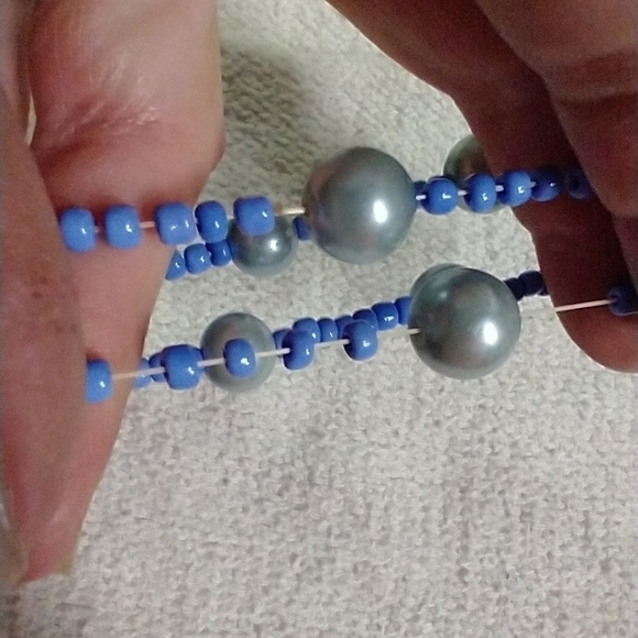 Set of 2 blue seed bead faux pearl stretch bracelet - Picture 2 of 2